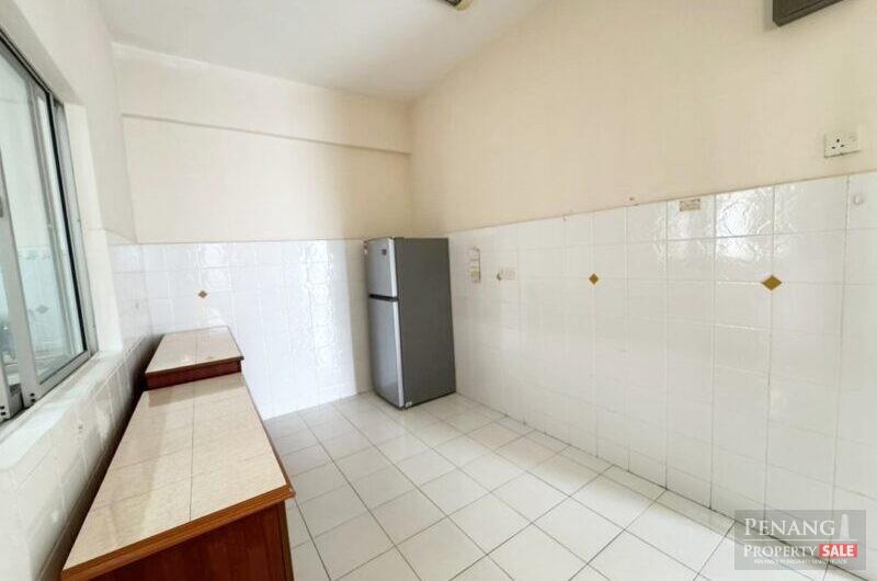 Putra Place Poolview Nice units near QueensbayMall Bayan Lepas