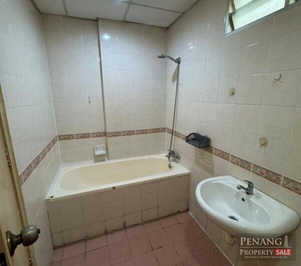 Putra Place Poolview Nice units near QueensbayMall Bayan Lepas