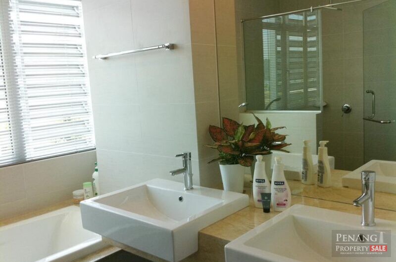 Elegant BayStar Condo – Queensbay Mall
