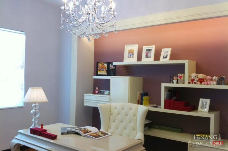 Elegant BayStar Condo – Queensbay Mall