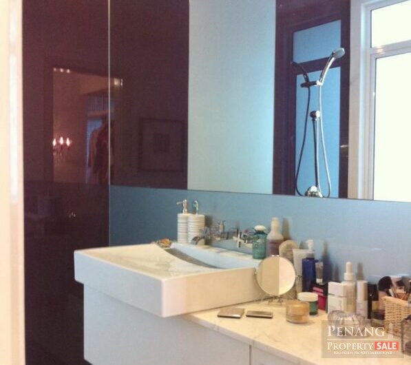 Elegant BayStar Condo – Queensbay Mall