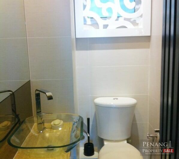Elegant BayStar Condo – Queensbay Mall