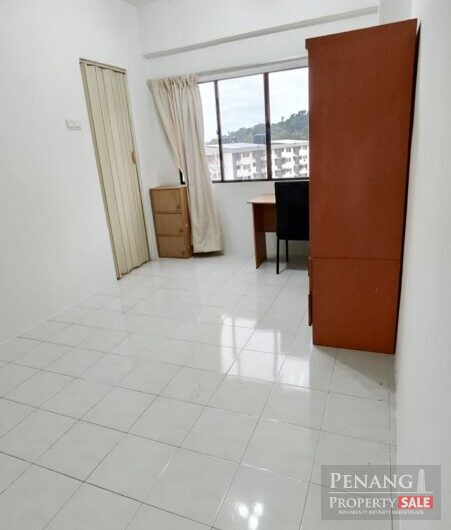 Renovated Well Maintained AraMas, Freehold