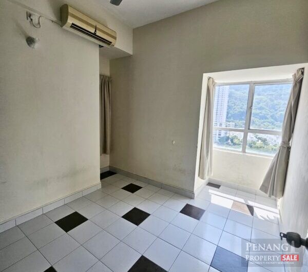 Renovated University Place with 1 Carpark