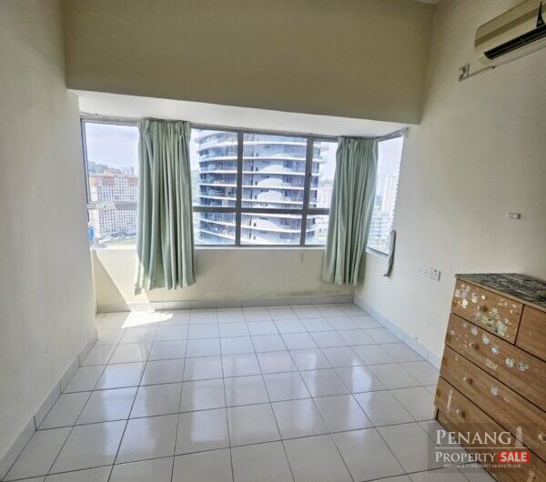 Renovated University Place with 1 Carpark