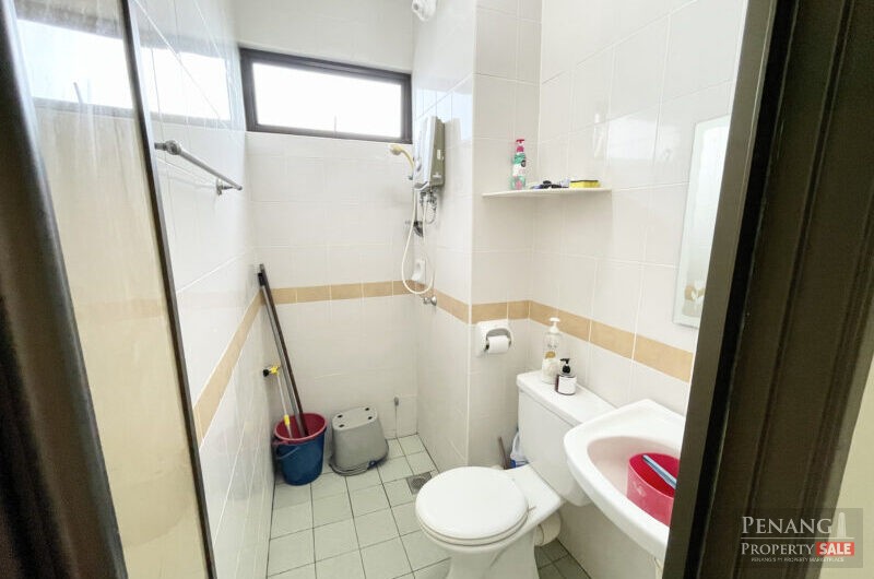 Freehold, Renovated Vistaria Condo with 1 Carpark